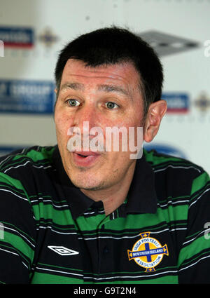 Lawrie Sanchez, direttore dell'Irlanda del Nord, durante una conferenza stampa all'Hilton Hotel Templepatrick. Foto Stock