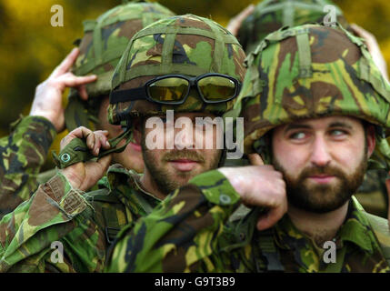 Gli anziani Aircraftsmen Robert Fleming da Glasgow (fronte) e SAC John Clarkson da Plymouth durante l'addestramento a RAF Lossiemouth, Scozia prima del loro spiegamento in Afghanistan nell'aprile 2007. Foto Stock