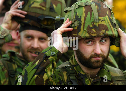 Gli anziani Aircraftsmen Robert Fleming da Glasgow (fronte) e SAC John Clarkson da Plymouth durante l'addestramento a RAF Lossiemouth, Scozia prima del loro spiegamento in Afghanistan nell'aprile 2007. Foto Stock