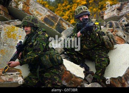 Uomini di 51 Squadron Royal Air Force Regiment durante l'allenamento a RAF Lossiemouth, Scozia, prima del loro spiegamento in Afghanistan nell'aprile 2007. Foto Stock