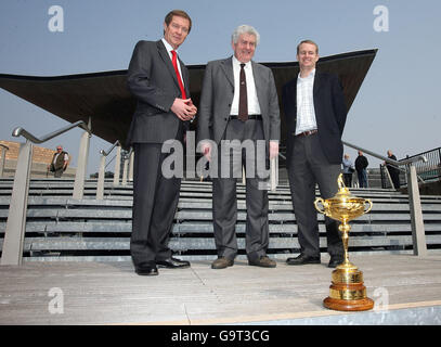 Il primo ministro del Galles, Rhodri Morgan, con l'amministratore delegato del tour europeo George o'Grady (a sinistra) e l'amministratore delegato di Celtic Manor, Dylan Matthews, si pongono con la Ryder Cup che dura una foto all'esterno del Senedd Building, National Assembly for Wales, Cardiff Bay, Cardiff. Foto Stock