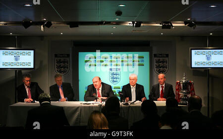 Dalla seconda a sinistra: ITV Chief Executive Michael Grade, fa Chief Executive Brian Barwick, Setanta Director of Sport Trevor East, Joint Chief Executive di Setanta Michael o'Rourke, Presso la sede centrale della Football Association, dove è stato confermato che ITV e Setanta saranno i partner esclusivi della fa nel Regno Unito per il periodo di quattro anni da agosto 2008 a luglio 2012. L'uomo a sinistra non è identificato. Foto Stock