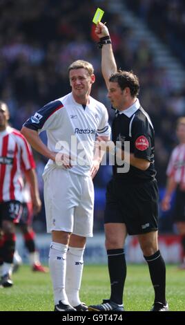 Calcio - fa Barclays Premiership - Bolton Wanderers / Sheffield United - The Reebok Stadium. Kevin Nolan di Bolton Wanderers riceve una carta gialla dall'arbitro della partita Mark Clattenburg Foto Stock