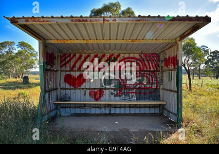 Fermata autobus contrassegnati con valentine graffiti come cuori rossi vicino a Glen innes New South Wales nsw australia Foto Stock