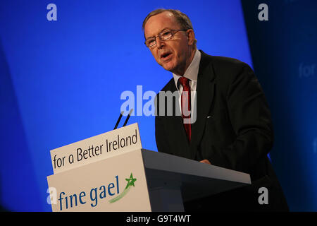 Wilfred Martens, presidente del Partito popolare europeo (PPE), al fine Gael preelezione ard fheis, nel City West Hotel di Dublino. Foto Stock