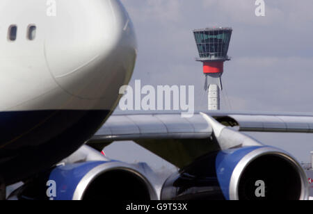Un taxi per aerei British Airways Boeing 747 passa davanti alla nuova Torre di controllo all'aeroporto di Heathrow di Londra, che inizierà a operare alla fine di aprile 2007. Foto Stock