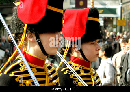 Due delle prime soldati donne a montare la guardia a Windsor Casle, si marchea nel castello con la truppa del re Royal Horse Artillery. Foto Stock