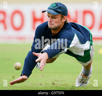 Il battitore irlandese William Porterfield in azione durante l'allenamento al National Stadium di Georgetown, Guyana, prima della seconda partita irlandese nella serie Super 8 della Coppa del mondo ICC Cricket. Foto Stock