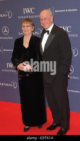 Sir Bobby Charlton arriva in occasione dei premi Laureus World Sports Awards, al Palau Sant Jordi, a Barcellona, in Spagna. PREMERE ASSOCIAZIONE foto. Data immagine: Lunedì 2 aprile 2007. Il credito fotografico dovrebbe essere: Steve Parsons/PA Foto Stock