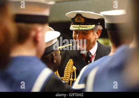 Il primo Signore del mare, l'ammiraglio Sir Jonathon Band parla ai membri della compagnia della nave durante il servizio di riscatto a bordo dell'HMS Ark Royal a Portsmouth. Foto Stock