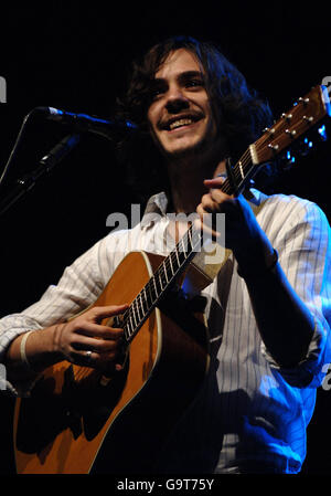 Jack Savoretti esegue un concerto a sostegno di Corinne Bailey Rae presso l'Hammersmith Apollo a Londra ovest. Foto Stock