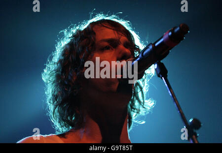 Razorlight si esibisce sul palco all'evento 'The Voice of Slavery' - in occasione del bicentenario dell'atto parlamentare britannico per abolire il commercio transatlantico di schiavi - al Forum di Londra nord. Foto Stock