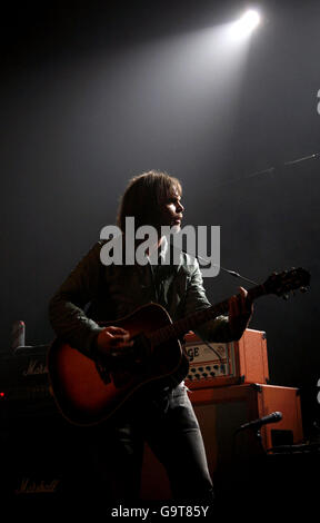 Supergrass si esibisce sul palco all'evento "la voce della schiavitù" - in occasione del bicentenario dell'atto parlamentare britannico per abolire il commercio transatlantico di schiavi - al Forum di Londra nord. Foto Stock