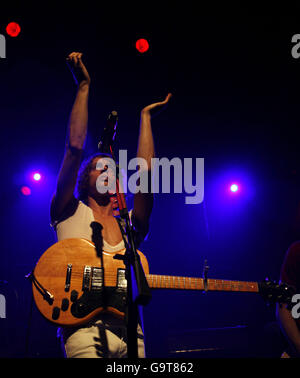 Razorlight si esibisce sul palco all'evento 'The Voice of Slavery' - in occasione del bicentenario dell'atto parlamentare britannico per abolire il commercio transatlantico di schiavi - al Forum di Londra nord. Foto Stock