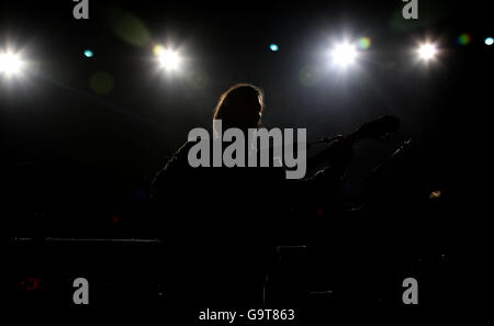 Supergrass si esibisce sul palco all'evento "la voce della schiavitù" - in occasione del bicentenario dell'atto parlamentare britannico per abolire il commercio transatlantico di schiavi - al Forum di Londra nord. Foto Stock
