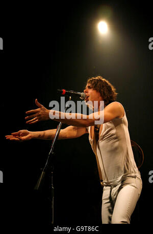 Razorlight si esibisce sul palco all'evento 'The Voice of Slavery' - in occasione del bicentenario dell'atto parlamentare britannico per abolire il commercio transatlantico di schiavi - al Forum di Londra nord. Foto Stock