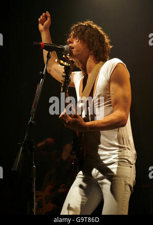 Razorlight si esibisce sul palco all'evento 'The Voice of Slavery' - in occasione del bicentenario dell'atto parlamentare britannico per abolire il commercio transatlantico di schiavi - al Forum di Londra nord. Foto Stock