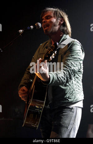 Supergrass si esibisce sul palco all'evento "la voce della schiavitù" - in occasione del bicentenario dell'atto parlamentare britannico per abolire il commercio transatlantico di schiavi - al Forum di Londra nord. Foto Stock