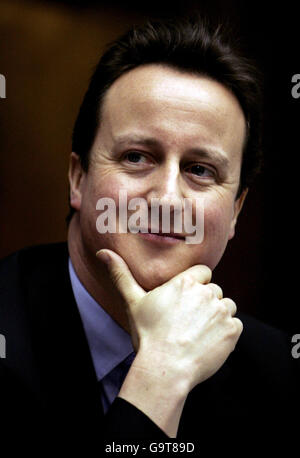 Il leader conservatore David Cameron partecipa a un rally organizzato dalla coalizione dei lavori locali per chiedere maggiori poteri ai comuni per evitare che le aree diventino "città fantasma", presso la sede centrale metodista di Londra. Foto Stock