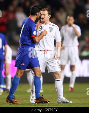 Il Wayne Rooney inglese scambia parole con l'Oscar Sonejee di Andorra durante la partita di qualificazione del Campionato europeo UEFA all'Olimpico de Montjuic di Barcellona. Foto Stock