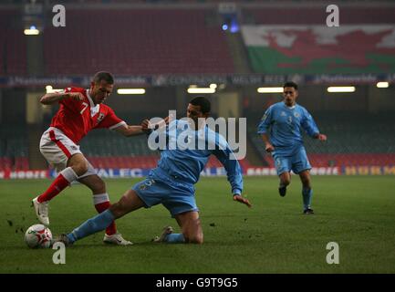 Calcio - Campionato europeo UEFA 2008 Qualifiche - Gruppo D - Galles / San Marino - Millennium Stadium. Craig Bellamy (l) del Galles e Riccardo Muccioli di San Marino combattono per la palla davanti a nessun tifoso Foto Stock