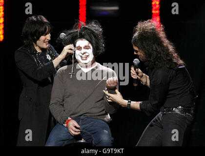 Russell Brand (a destra) & Noel Fielding si esibiscono come The Goth Detectives in un concerto speciale della commedia Teenage Cancer Trust presso la Royal Albert Hall nel centro di Londra. Foto Stock