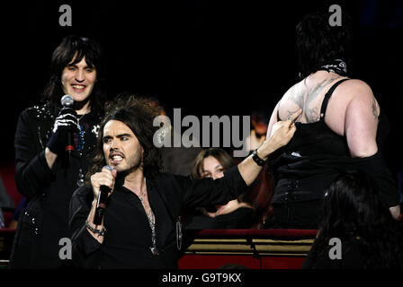 Russell Brand (fronte) & Noel Fielding si esibiscono come i Goth Detectives in un concerto speciale della commedia Teenage Cancer Trust presso la Royal Albert Hall nel centro di Londra. Foto Stock