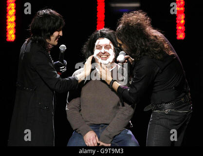 Russell Brand (a destra) & Noel Fielding si esibiscono come The Goth Detectives in un concerto speciale della commedia Teenage Cancer Trust presso la Royal Albert Hall nel centro di Londra. Foto Stock