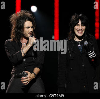 Russell Brand (a sinistra) e Noel Fielding si esibiscono come Goth Detectives in uno speciale concerto di Teenage Cancer Trust presso la Royal Albert Hall nel centro di Londra. Foto Stock