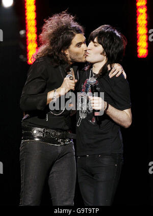 Russell Brand (a sinistra) e Noel Fielding si esibiscono durante il concerto della commedia Teenage Cancer Trust presso la Royal Albert Hall nel centro di Londra. Foto Stock