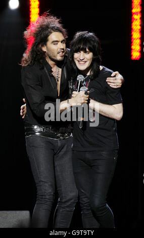 Russell Brand (a sinistra) e Noel Fielding si esibiscono durante il concerto della commedia Teenage Cancer Trust presso la Royal Albert Hall nel centro di Londra. Foto Stock