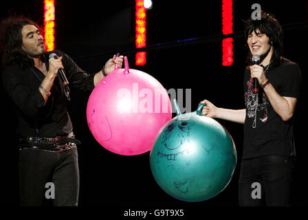 Russell Brand e Noel Fielding si esibiscono durante il concerto comico eenage Cancer Trust presso la Royal Albert Hall nel centro di Londra. Foto Stock