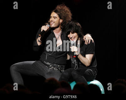 Russell Brand e Noel Fielding si esibiscono durante il concerto della commedia Teenage Cancer Trust presso la Royal Albert Hall nel centro di Londra. Foto Stock