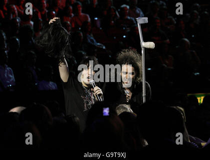 Russell Brand e Noel Fielding si esibiscono durante il concerto della commedia Teenage Cancer Trust presso la Royal Albert Hall nel centro di Londra. Foto Stock