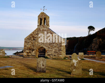 Rimane (W) frontone di Cwm-yr-Eglwys chiesa, Dinas Isola, Pembrokeshire, spazzati via insieme con diversi bungalow durante una tempesta nel 1859. Foto Stock