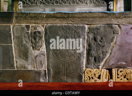 Medieval pietre scolpite impostato nell'altare della Cappella della Santissima Trinità in St David's Cathedral, Pembrokeshire. Foto Stock