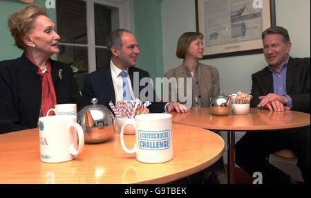 (Da sinistra a destra) Sian Phillips, Loyd Grossman, Jenny Agutter e Michael Portillo al lancio della Coffeehouse Challenge presso la Royal Society for the Inforcement of Arts, Manufactures and Commerce (RSA), a Londra. Foto Stock