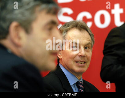 Gordon Brown e Tony Blair, durante una conferenza stampa al faro di Glasgow. Foto Stock