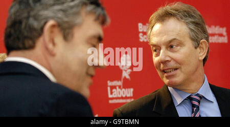 Gordon Brown e Tony Blair, durante una conferenza stampa al faro di Glasgow. Foto Stock