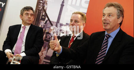 Gordon Brown, Jack McConnell e Tony Blair, durante una conferenza stampa al faro di Glasgow. Foto Stock