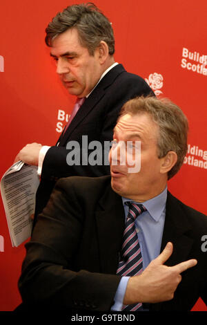 Gordon Brown e Tony Blair, durante una conferenza stampa al faro di Glasgow. Foto Stock