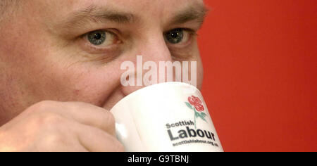 Primo Ministro Jack McConnell, durante una conferenza stampa al faro di Glasgow. Foto Stock