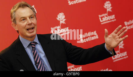 Tony Blair, durante una conferenza stampa al faro di Glasgow. Foto Stock