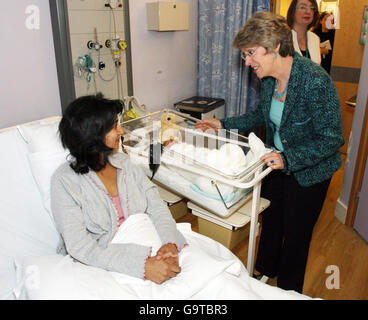 La segretaria di salute Patricia Hewitt (destra) con un bambino come-ancora-unnamed che è stato sopportato oggi a Nina Gonsai da Ealing, Londra occidentale, (sinistra) durante una visita al Queen Charlotte's e all'ospedale di Chelsea nel nord-ovest di Londra. Foto Stock