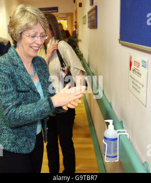 La segretaria di salute Patricia Hewitt pulisce le sue mani durante una visita al Queen Charlotte's e al Chelsea Hospital nel nord-ovest di Londra. Foto Stock