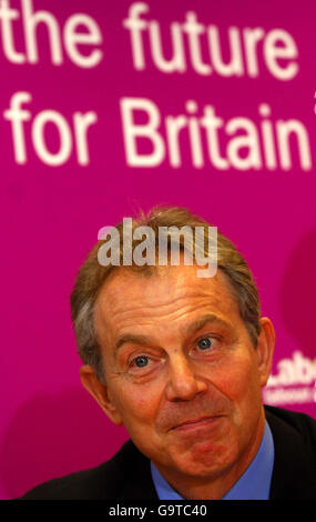 Il primo ministro britannico Tony Blair lancia la campagna del Partito laburista per le elezioni locali in Inghilterra presso gli uffici sindacali della GMB a Nottingham. Foto Stock