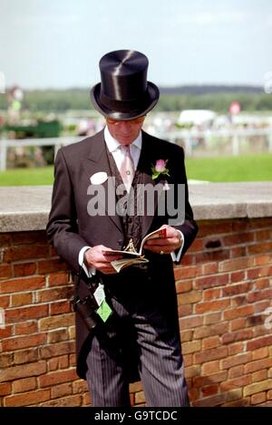 Corse ippiche, Royal Ascot. Un racegoista studia la forma Foto Stock