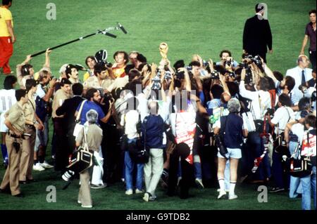 Calcio - finale della Coppa del mondo FIFA 1982 - Italia / Germania occidentale - Stadio Santiago Bernabeu. L'Italia festeggia con il trofeo Foto Stock