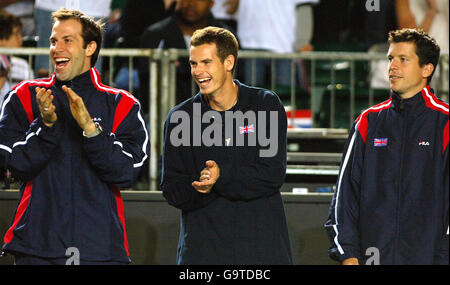 Greg Rusedski (a sinistra), Andy Murray e Tim Henman (a destra) sostengono Jamie Murray durante la sua partita contro Robin Haase olandese nella Coppa Davis Euro-African zone Group One al NEC di Birmingham. Foto Stock