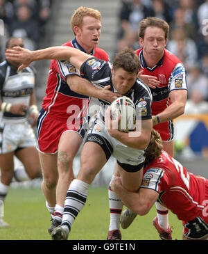 Kirk Yeaman della Hull FC sull'attacco durante la partita Engage Super League contro Hull Kingston Rovers al Kingston Communications Stadium di Hull. Foto Stock